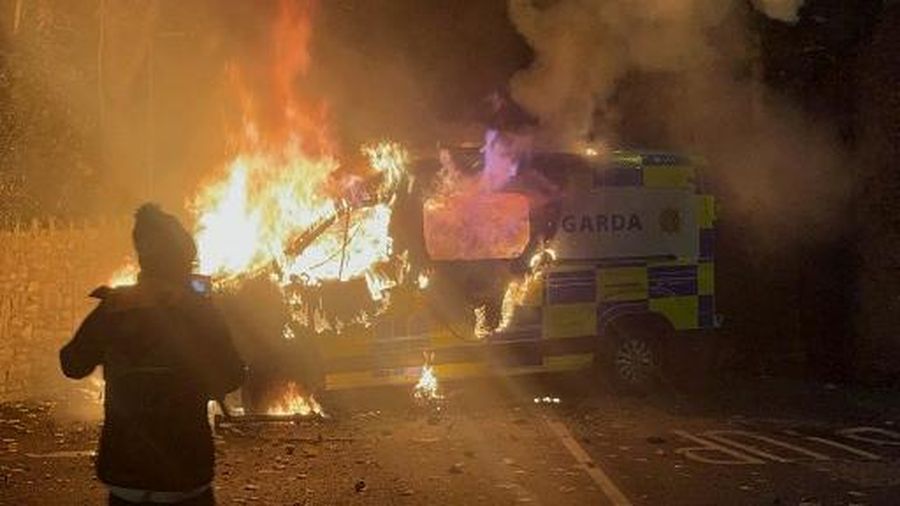 Ricuh saat demonstrasi di luar sebuah hotel yang menampung para pencari suaka berubah menjadi kekerasan di Saggart, barat daya Dublin, Irlandia, Selasa (21/10/2025). (Peter MURPHY / AFP) Ricuh saat demonstrasi di luar sebuah hotel yang menampung para pencari suaka berubah menjadi kekerasan di Saggart, barat daya Dublin, Irlandia, Selasa (21/10/2025). (Peter MURPHY / AFP)