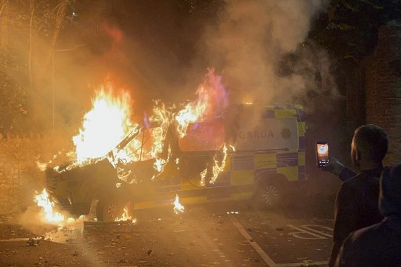 Ricuh saat demonstrasi di luar sebuah hotel yang menampung para pencari suaka berubah menjadi kekerasan di Saggart, barat daya Dublin, Irlandia, Selasa (21/10/2025). (Peter MURPHY / AFP) Ricuh saat demonstrasi di luar sebuah hotel yang menampung para pencari suaka berubah menjadi kekerasan di Saggart, barat daya Dublin, Irlandia, Selasa (21/10/2025). (Peter MURPHY / AFP)