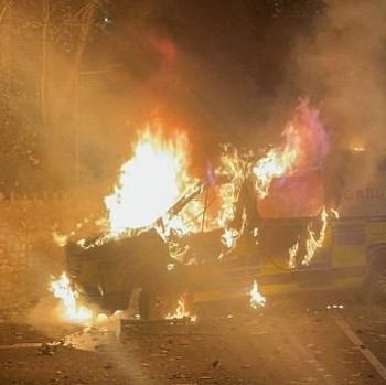 Potret Chaos Demo Anti-Imigran di Dublin, Mobil Polisi Dibakar