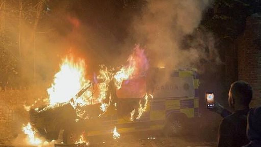 Ricuh saat demonstrasi di luar sebuah hotel yang menampung para pencari suaka berubah menjadi kekerasan di Saggart, barat daya Dublin, Irlandia, Selasa (21/10/2025). (Peter MURPHY / AFP)