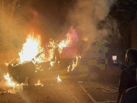 Potret Chaos Demo Anti-Imigran di Dublin, Mobil Polisi Dibakar