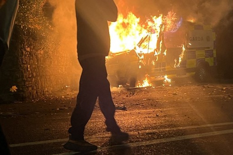 Ricuh saat demonstrasi di luar sebuah hotel yang menampung para pencari suaka berubah menjadi kekerasan di Saggart, barat daya Dublin, Irlandia, Selasa (21/10/2025). (Peter MURPHY / AFP) Ricuh saat demonstrasi di luar sebuah hotel yang menampung para pencari suaka berubah menjadi kekerasan di Saggart, barat daya Dublin, Irlandia, Selasa (21/10/2025). (Peter MURPHY / AFP)