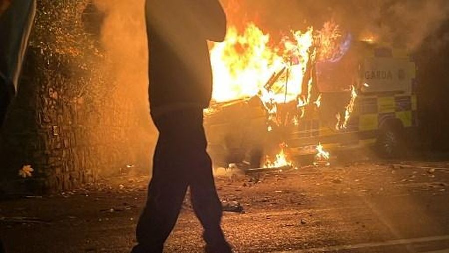 Ricuh saat demonstrasi di luar sebuah hotel yang menampung para pencari suaka berubah menjadi kekerasan di Saggart, barat daya Dublin, Irlandia, Selasa (21/10/2025). (Peter MURPHY / AFP) Ricuh saat demonstrasi di luar sebuah hotel yang menampung para pencari suaka berubah menjadi kekerasan di Saggart, barat daya Dublin, Irlandia, Selasa (21/10/2025). (Peter MURPHY / AFP)