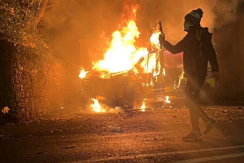 Ricuh saat demonstrasi di luar sebuah hotel yang menampung para pencari suaka berubah menjadi kekerasan di Saggart, barat daya Dublin, Irlandia, Selasa (21/10/2025). (Peter MURPHY / AFP) Ricuh saat demonstrasi di luar sebuah hotel yang menampung para pencari suaka berubah menjadi kekerasan di Saggart, barat daya Dublin, Irlandia, Selasa (21/10/2025). (Peter MURPHY / AFP)