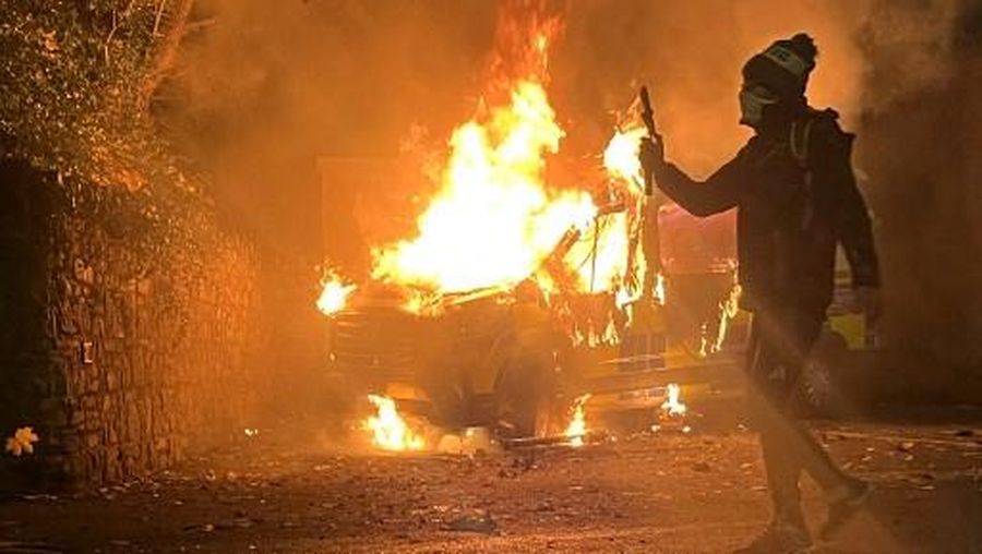 Ricuh saat demonstrasi di luar sebuah hotel yang menampung para pencari suaka berubah menjadi kekerasan di Saggart, barat daya Dublin, Irlandia, Selasa (21/10/2025). (Peter MURPHY / AFP) Ricuh saat demonstrasi di luar sebuah hotel yang menampung para pencari suaka berubah menjadi kekerasan di Saggart, barat daya Dublin, Irlandia, Selasa (21/10/2025). (Peter MURPHY / AFP)