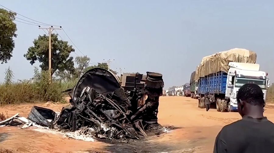 Sedikitnya 35 orang tewas dan belasan lainnya luka-luka setelah sebuah truk tangki bermuatan bensin meledak di Nigeria bagian tengah utara, Selasa (21/10/2025). (Tangkapan Layar Video Reuters/TVC)