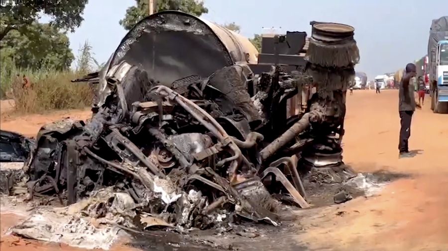 Sedikitnya 35 orang tewas dan belasan lainnya luka-luka setelah sebuah truk tangki bermuatan bensin meledak di Nigeria bagian tengah utara, Selasa (21/10/2025). (Tangkapan Layar Video Reuters/TVC)