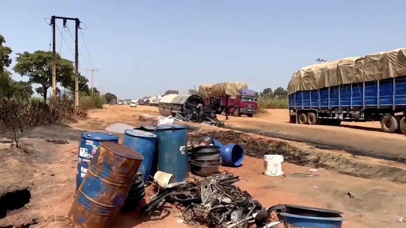 Sedikitnya 35 orang tewas dan belasan lainnya luka-luka setelah sebuah truk tangki bermuatan bensin meledak di Nigeria bagian tengah utara, Selasa (21/10/2025). (Tangkapan Layar Video Reuters/TVC)