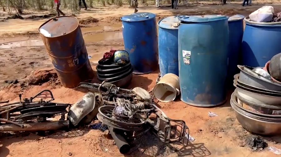 Sedikitnya 35 orang tewas dan belasan lainnya luka-luka setelah sebuah truk tangki bermuatan bensin meledak di Nigeria bagian tengah utara, Selasa (21/10/2025). (Tangkapan Layar Video Reuters/TVC)