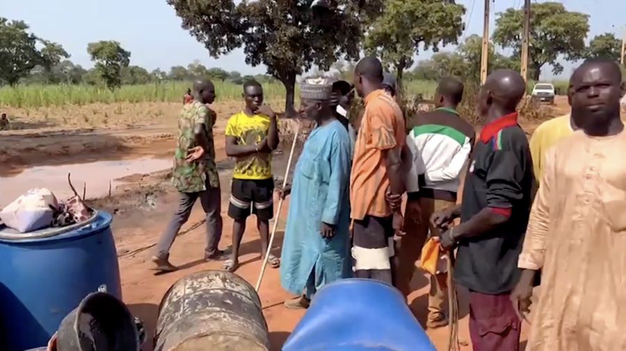 Sedikitnya 35 orang tewas dan belasan lainnya luka-luka setelah sebuah truk tangki bermuatan bensin meledak di Nigeria bagian tengah utara, Selasa (21/10/2025). (Tangkapan Layar Video Reuters/TVC)