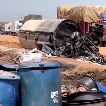 Truk Tangki Meledak Saat Warga Pungut Minyak, 35 Orang Tewas