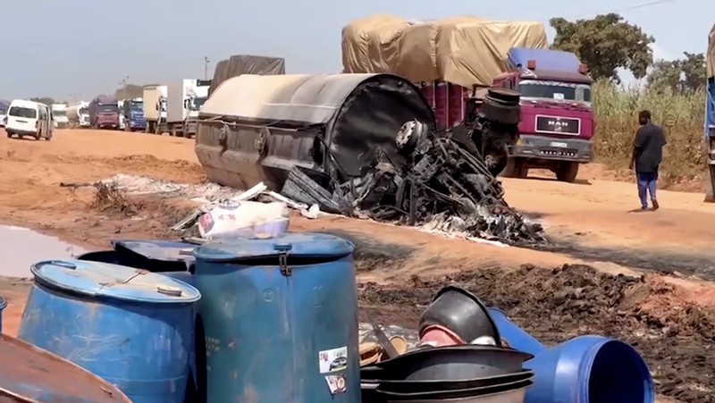 Sedikitnya 35 orang tewas dan belasan lainnya luka-luka setelah sebuah truk tangki bermuatan bensin meledak di Nigeria bagian tengah utara, Selasa (21/10/2025). (Tangkapan Layar Video Reuters/TVC)