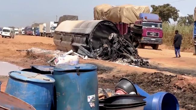 Truk Tangki Meledak Saat Warga Pungut Minyak, 35 Orang Tewas