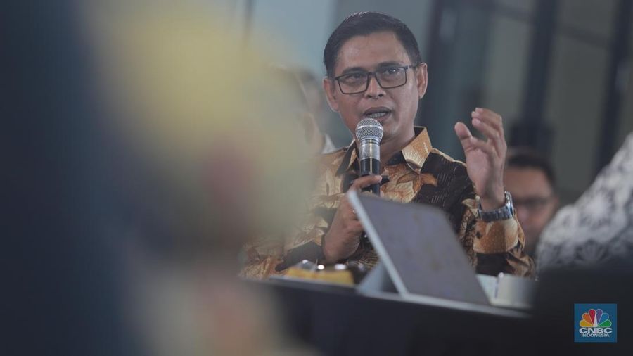 Sekretaris Jenderal APTI, K. Mudi menyampaikan pemaparan dalam acara Coffe Morning di Jakarta, Rabu (22/10/2025). (CNBC Indonesia/Muhammad Sabki)