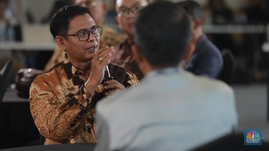 Sekretaris Jenderal APTI, K. Mudi menyampaikan pemaparan dalam acara Coffe Morning di Jakarta, Rabu (22/10/2025). (CNBC Indonesia/Muhammad Sabki)
