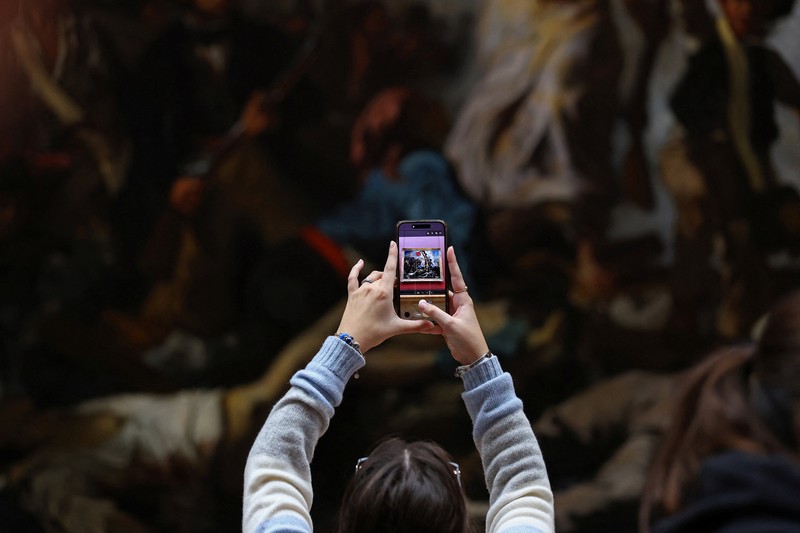 Pengunjung berjalan melewati Galerie d'Apollon yang tutup, tempat delapan koleksi perhiasan Napoleon dan Permaisuri yang dipajang di galeri tersebut dicuri oleh pencuri, di Museum Louvre pada hari dibuka kembali untuk umum untuk pertama kalinya sejak pencurian Minggu lalu, di Paris, Prancis, 22 Oktober 2025. Pengunjung berjalan melewati Galerie d'Apollon yang tutup, tempat delapan koleksi perhiasan Napoleon dan Permaisuri yang dipajang di galeri tersebut dicuri oleh pencuri, di Museum Louvre pada hari dibuka kembali untuk umum untuk pertama kalinya sejak pencurian Minggu lalu, di Paris, Prancis, 22 Oktober 2025. (REUTERS/Gonzalo Fuentes)