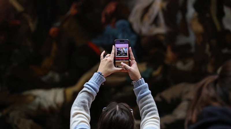 Pengunjung berjalan melewati Galerie d'Apollon yang tutup, tempat delapan koleksi perhiasan Napoleon dan Permaisuri yang dipajang di galeri tersebut dicuri oleh pencuri, di Museum Louvre pada hari dibuka kembali untuk umum untuk pertama kalinya sejak pencurian Minggu lalu, di Paris, Prancis, 22 Oktober 2025. (REUTERS/Gonzalo Fuentes)