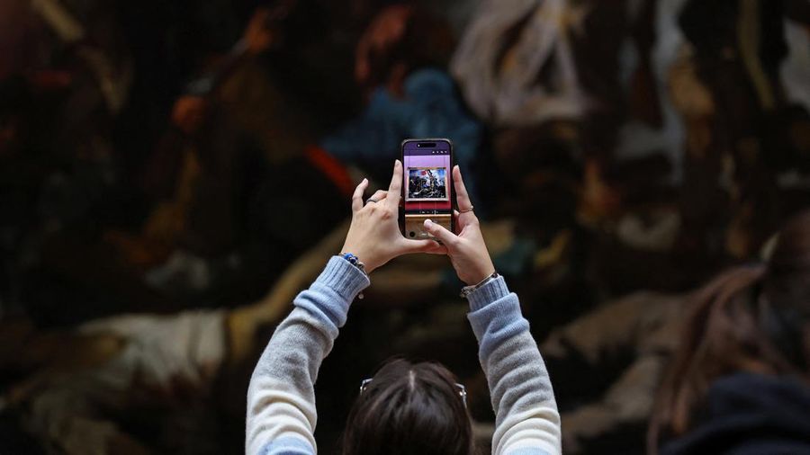 Pengunjung berjalan melewati Galerie d'Apollon yang tutup, tempat delapan koleksi perhiasan Napoleon dan Permaisuri yang dipajang di galeri tersebut dicuri oleh pencuri, di Museum Louvre pada hari dibuka kembali untuk umum untuk pertama kalinya sejak pencurian Minggu lalu, di Paris, Prancis, 22 Oktober 2025. Pengunjung berjalan melewati Galerie d'Apollon yang tutup, tempat delapan koleksi perhiasan Napoleon dan Permaisuri yang dipajang di galeri tersebut dicuri oleh pencuri, di Museum Louvre pada hari dibuka kembali untuk umum untuk pertama kalinya sejak pencurian Minggu lalu, di Paris, Prancis, 22 Oktober 2025. (REUTERS/Gonzalo Fuentes)