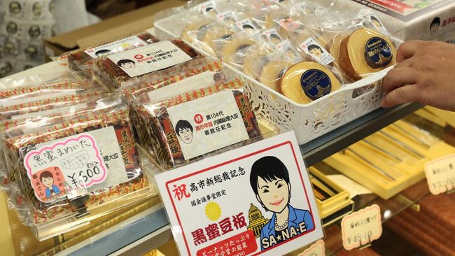 Potret PM Perempuan Pertama Jepang Jadi Hiasan Kue