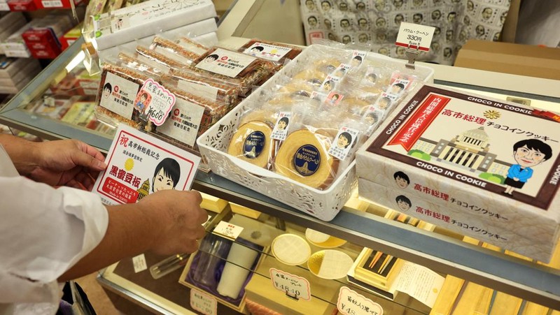 Seorang staf menyiapkan camilan suvenir yang menandai pelantikan Perdana Menteri Jepang Sanae Takaichi di toko suvenir di Gedung Diet Nasional di Tokyo, Jepang, 22 Oktober 2025. (REUTERS/Kim Kyung-Hoon)