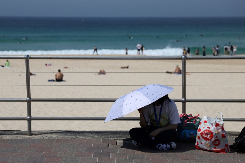 Orang-orang berjemur di Pantai Bondi, karena suhu diperkirakan mencapai puncaknya 39 derajat Celsius, menurut Biro Meteorologi, di Sydney, Australia, 22 Oktober 2025. Orang-orang berjemur di Pantai Bondi, karena suhu diperkirakan mencapai puncaknya 39 derajat Celsius, menurut Biro Meteorologi, di Sydney, Australia, 22 Oktober 2025. (REUTERS/Hollie Adams)