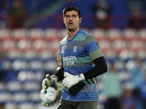 Courtois Dukung Usul Larangan Tutup Mulut saat Bicara di Lapangan