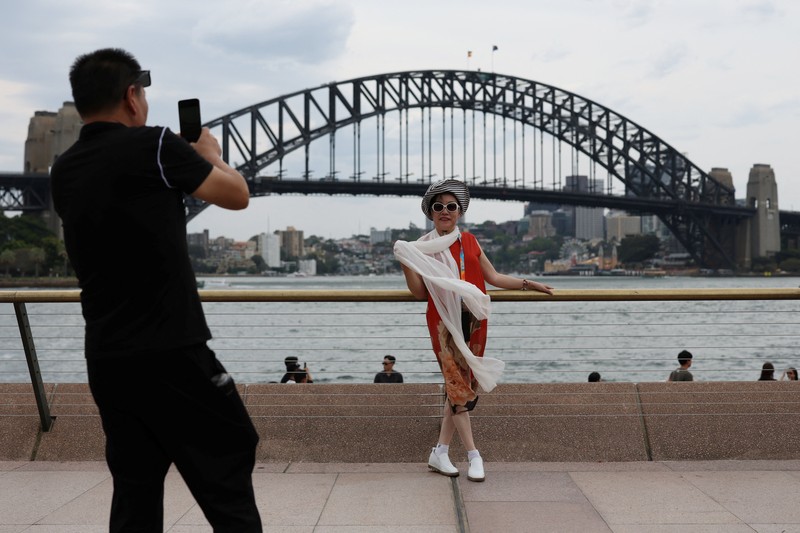 Orang-orang berjemur di Pantai Bondi, karena suhu diperkirakan mencapai puncaknya 39 derajat Celsius, menurut Biro Meteorologi, di Sydney, Australia, 22 Oktober 2025. Orang-orang berjemur di Pantai Bondi, karena suhu diperkirakan mencapai puncaknya 39 derajat Celsius, menurut Biro Meteorologi, di Sydney, Australia, 22 Oktober 2025. (REUTERS/Hollie Adams)