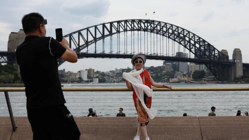Orang-orang berjemur di Pantai Bondi, karena suhu diperkirakan mencapai puncaknya 39 derajat Celsius, menurut Biro Meteorologi, di Sydney, Australia, 22 Oktober 2025. (REUTERS/Hollie Adams)
