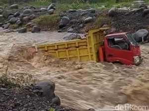 Penampakan Truk Bermuatan Batu di Probolinggo Terseret Arus Banjir