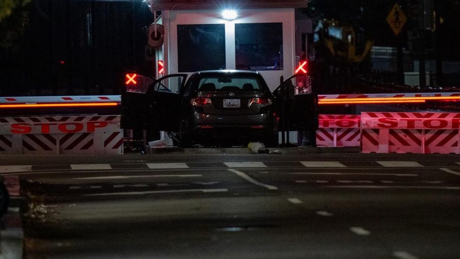 WASHINGTON, DC - OCTOBER 21: A vehicle is seen after ramming a security barricade at the White House complex on October 21, 2025 in Washington, DC. The Secret Service reported that one individual was arrested and that the vehicle is now deemed safe. Andrew Leyden/Getty Images/AFP (Photo by Andrew Leyden / GETTY IMAGES NORTH AMERICA / Getty Images via AFP)
