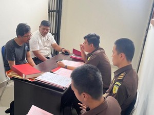 Penampakan Aditya Pembunuh Pegawai BPS Malut Saat Dilimpahkan ke Jaksa