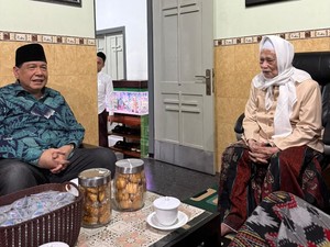 Video: Momen Chairul Tanjung Sowan ke KH Anwar Manshur Lirboyo