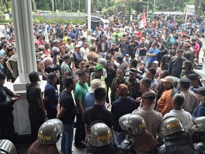 Demo Sopir Angkot di Bogor Bikin Penumpang Terkatung-katung