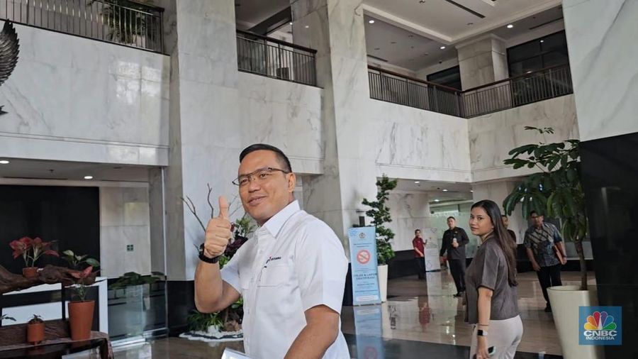 Direktur Utama Pertamina, Simon Aloysius Mantiri tiba di gedung Kementerian Keuangan, Jakarta, Kamis (23/10/2025). (CNBC Indonesia/Zahwa Madjid)