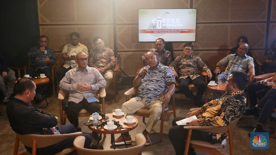 - Dirjen Gakkum ESDM, Rilke Jeffri Huwae saat menyampaikan paparan dalam CNBC Indonesia Coffee Morning di Queens Head Kemang, Jakarta, Kamis (23/10/2025). (CNBC Indonesia/Muhammad Sabki)