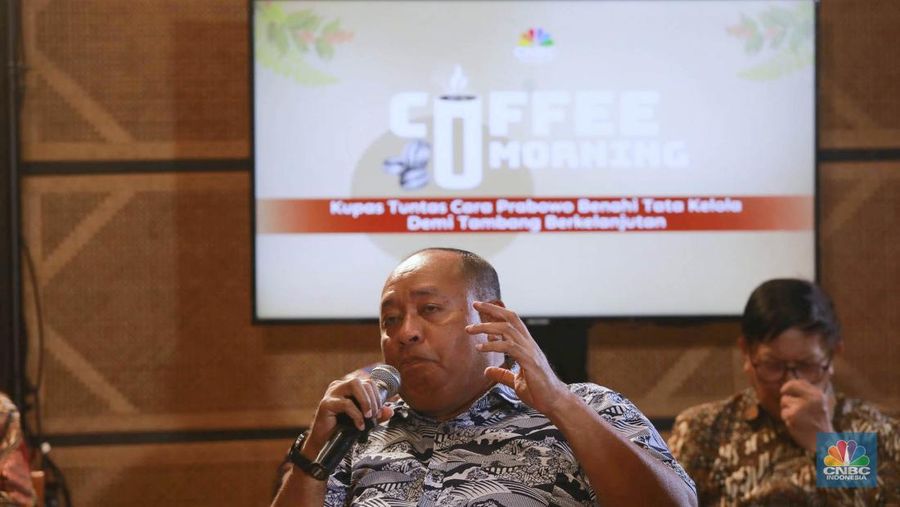 - Dirjen Gakkum ESDM, Rilke Jeffri Huwae saat menyampaikan paparan dalam CNBC Indonesia Coffee Morning di Queens Head Kemang, Jakarta, Kamis (23/10/2025). (CNBC Indonesia/Muhammad Sabki)