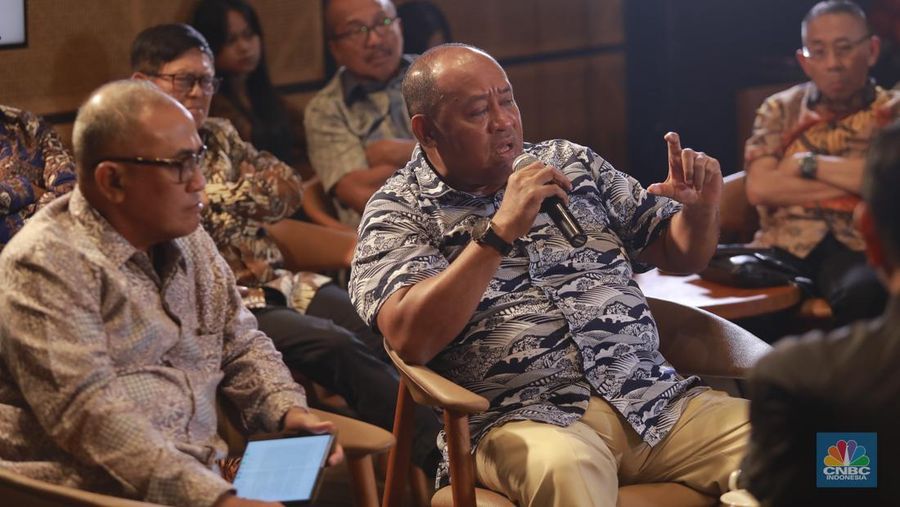 Dirjen Gakkum ESDM, Rilke Jeffri Huwae saat menyampaikan paparan dalam CNBC Indonesia Coffee Morning di Queens Head Kemang, Jakarta, Kamis (23/10/2025). (CNBC Indonesia/Muhammad Sabki)