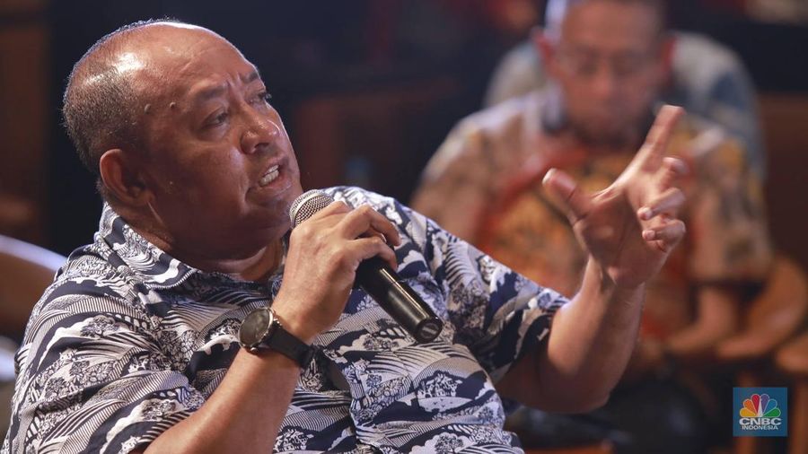 Dirjen Gakkum ESDM, Rilke Jeffri Huwae saat menyampaikan paparan dalam CNBC Indonesia Coffee Morning di Queens Head Kemang, Jakarta, Kamis (23/10/2025). (CNBC Indonesia/Muhammad Sabki)