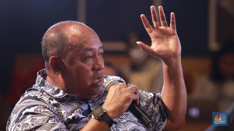 Dirjen Gakkum ESDM, Rilke Jeffri Huwae saat menyampaikan paparan dalam CNBC Indonesia Coffee Morning di Queens Head Kemang, Jakarta, Kamis (23/10/2025). (CNBC Indonesia/Muhammad Sabki)