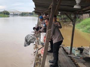 Kapal Jalur Polsek Kawasan Pelabuhan Angkut Sampah di Sungai Siak