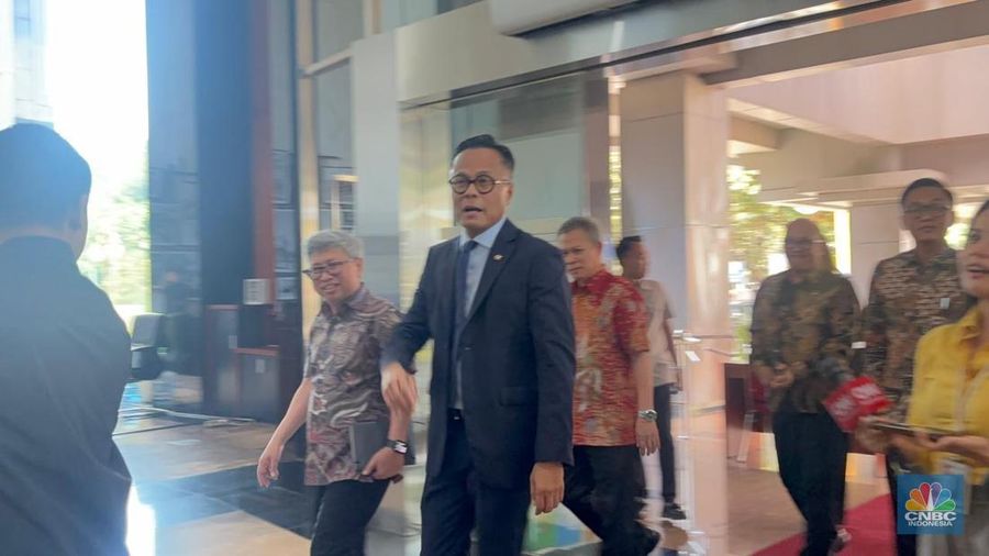 Kepala Badan Pengaturan Badan Usaha Milik Negara (BP BUMN), Dony Oskaria saat ditemui di Kantor Kementerian Keuangan, Jakarta, Kamis (23/10/2025). (CNBC Indonesia/Zahwa Madjid)