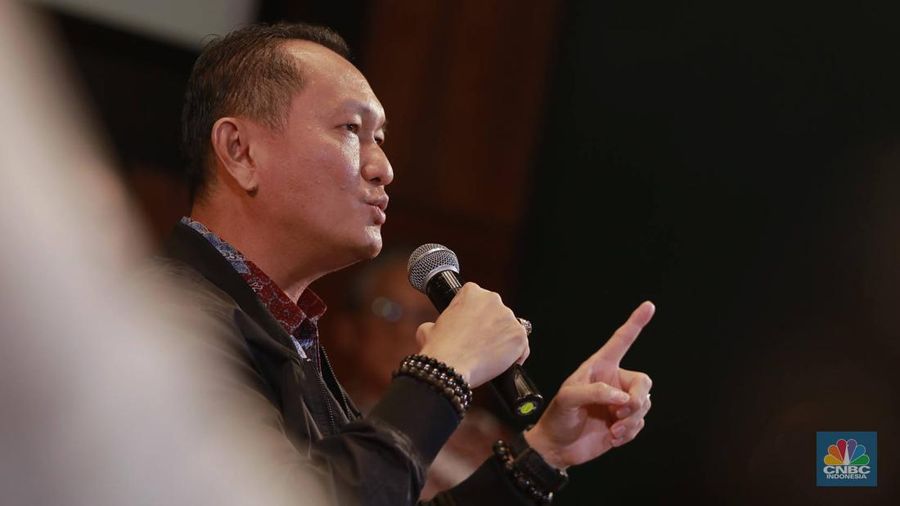 Ketua Komisi XII DPR, Bambang Patijaya saat menyampaikan paparan dalam CNBC Indonesia Coffee Morning di Queens Head Kemang, Jakarta, Kamis (23/10/2025). (CNBC Indonesia/Muhammad Sabki)