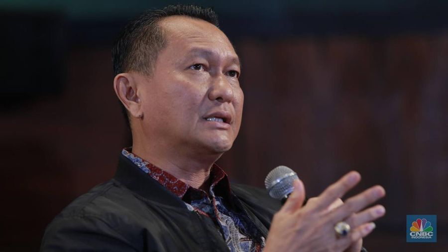 Ketua Komisi XII DPR, Bambang Patijaya saat menyampaikan paparan dalam CNBC Indonesia Coffee Morning di Queens Head Kemang, Jakarta, Kamis (23/10/2025). (CNBC Indonesia/Muhammad Sabki)