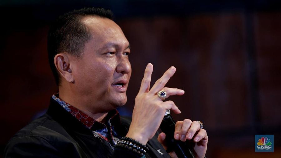 Ketua Komisi XII DPR, Bambang Patijaya saat menyampaikan paparan dalam CNBC Indonesia Coffee Morning di Queens Head Kemang, Jakarta, Kamis (23/10/2025). (CNBC Indonesia/Muhammad Sabki)