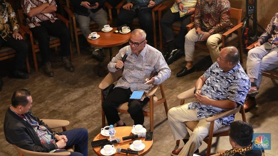Ketua Umum Perhapi, Sudirman Widhy Hartono saat menyampaikan paparan dalam CNBC Indonesia Coffee Morning di Queens Head Kemang, Jakarta, Kamis (23/10/2025). (CNBC Indonesia/Muhammad Sabki)