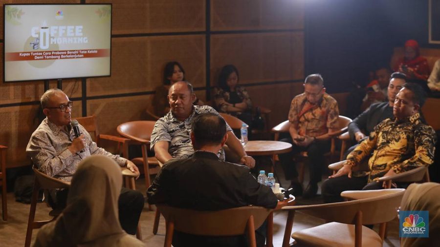 Ketua Umum Perhapi, Sudirman Widhy Hartono saat menyampaikan paparan dalam CNBC Indonesia Coffee Morning di Queens Head Kemang, Jakarta, Kamis (23/10/2025). (CNBC Indonesia/Muhammad Sabki)