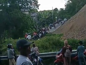 Longsor Timbun Jalan Trans Sulawesi di Bone Bolango, Lalin Macet 1 Km