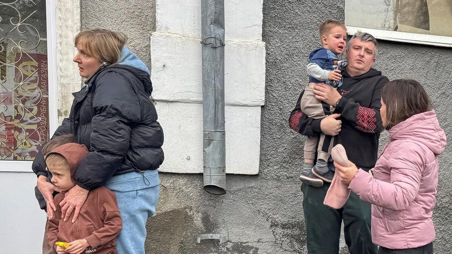 Seorang warga melihat mobil yang rusak saat petugas pemadam kebakaran bekerja di lokasi taman kanak-kanak yang terkena serangan pesawat tak berawak Rusia, di tengah serangan Rusia terhadap Ukraina, di Kharkiv, Ukraina, 22 Oktober 2025. Seorang warga melihat mobil yang rusak saat petugas pemadam kebakaran bekerja di lokasi taman kanak-kanak yang terkena serangan pesawat tak berawak Rusia, di tengah serangan Rusia terhadap Ukraina, di Kharkiv, Ukraina, 22 Oktober 2025. (REUTERS/Sofiia Gatilova)