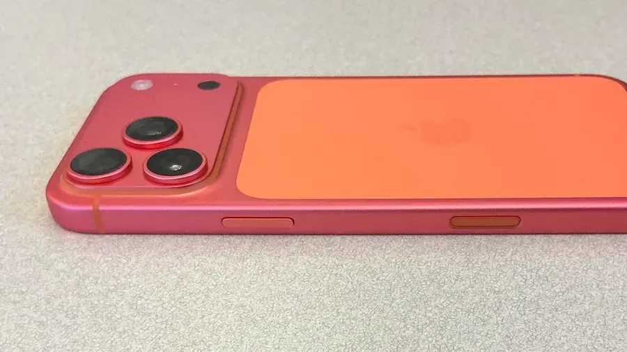Pembaruan iPhone 17 Pro Max Oranye yang Berubah Menjadi Emas Mawar. (Dok. reddit.com/r)
