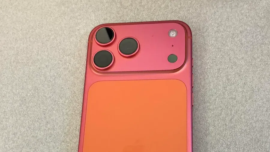 Pembaruan iPhone 17 Pro Max Oranye yang Berubah Menjadi Emas Mawar. (Dok. reddit.com/r)